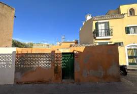 Parcela edificable con edificio existente en El Molinar