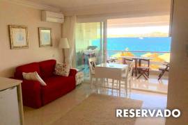 Apartamento con encanto y vistas al mar en codiciada comunidad