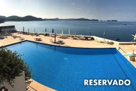 Apartamento con encanto y vistas al mar en codiciada comunidad