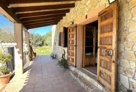 Finca rústica de piedra natural y vistas panorámicas en excelente ubicación