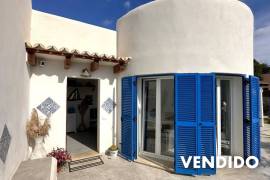 Villa reformada con piscina al estilo Ibizenko
