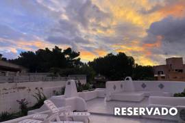 Villa reformada con piscina al estilo Ibizenko