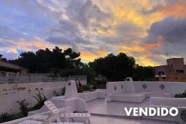 Villa reformada con piscina al estilo Ibizenko