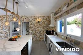 Villa reformada con piscina al estilo Ibizenko