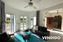 Villa reformada con piscina al estilo Ibizenko