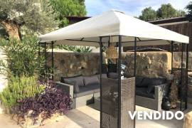 Villa reformada con piscina al estilo Ibizenko