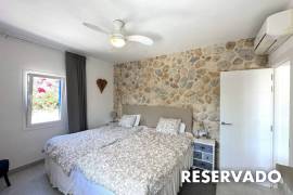Villa reformada con piscina al estilo Ibizenko