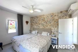 Villa reformada con piscina al estilo Ibizenko