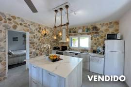 Villa reformada con piscina al estilo Ibizenko