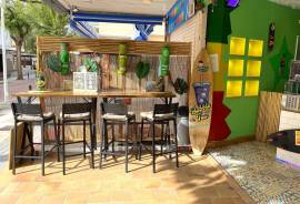 Pequeño local gastronómico en el bulevar de Peguera