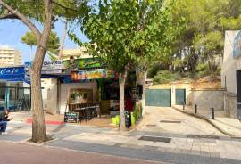 Pequeño local gastronómico en el bulevar de Peguera