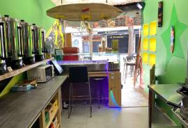 Pequeño local gastronómico en el bulevar de Peguera