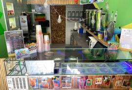 Pequeño local gastronómico en el bulevar de Peguera