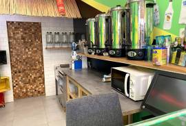Pequeño local gastronómico en el bulevar de Peguera