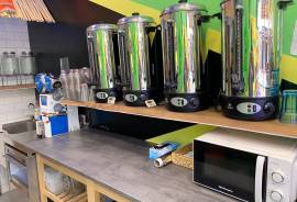 Pequeño local gastronómico en el bulevar de Peguera