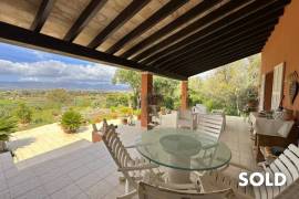 Bright finca with beautiful mountain views