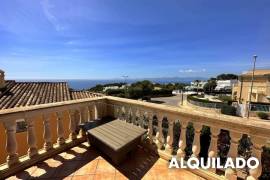 Casa adosada en esquina recién reformada con vistas al mar