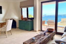 Apartamento reformado de alta calidad con vistas al mar de postal en Cala Fornells en venta