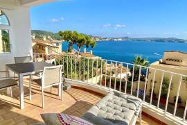 Apartamento reformado de alta calidad con vistas al mar de postal en Cala Fornells en venta