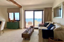 Apartamento reformado de alta calidad con vistas al mar de postal en Cala Fornells en venta