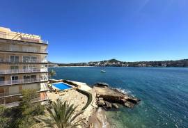 Piso modernizado con acceso a la playa en 1ª línea de mar