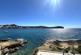 Piso modernizado con acceso a la playa en 1ª línea de mar