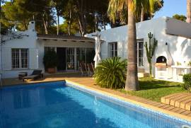 Chalet ibicenco alquilado con piscina