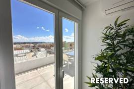 Bright, modern penthouse with spacious roof terrace and whirlpool