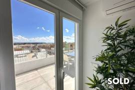 Bright, modern penthouse with spacious roof terrace and whirlpool