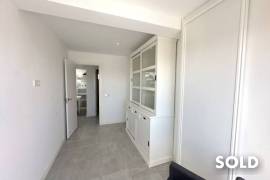 Bright, modern penthouse with spacious roof terrace and whirlpool