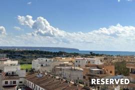 Bright, modern penthouse with spacious roof terrace and whirlpool
