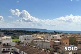 Bright, modern penthouse with spacious roof terrace and whirlpool