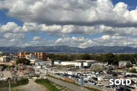 Bright, modern penthouse with spacious roof terrace and whirlpool