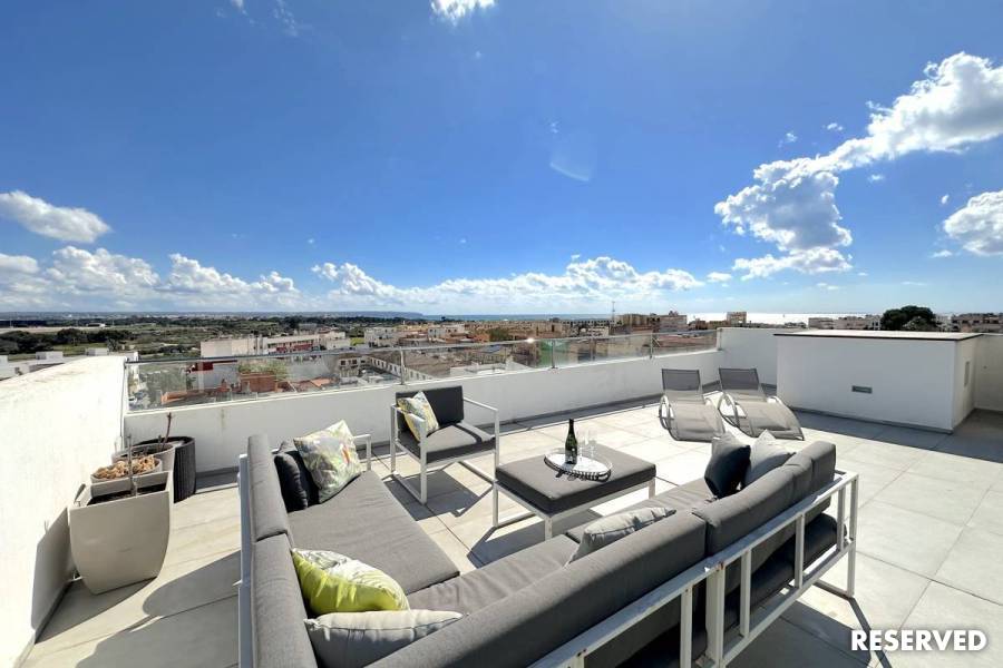 Bright, modern penthouse with spacious roof terrace and whirlpool