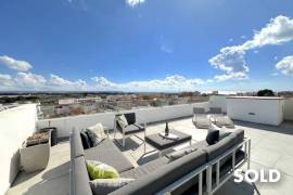 Bright, modern penthouse with spacious roof terrace and whirlpool