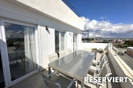 Helles, modernes Penthouse mit großzügiger Dachterrasse und Whirlpool