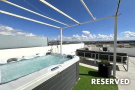 Bright, modern penthouse with spacious roof terrace and whirlpool