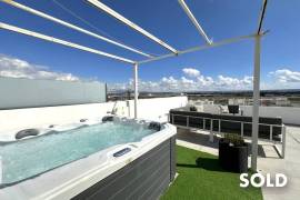 Bright, modern penthouse with spacious roof terrace and whirlpool