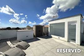 Bright, modern penthouse with spacious roof terrace and whirlpool