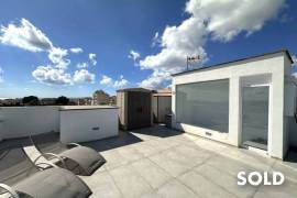 Bright, modern penthouse with spacious roof terrace and whirlpool