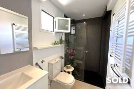 Bright, modern penthouse with spacious roof terrace and whirlpool