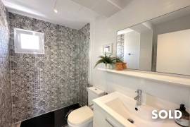 Bright, modern penthouse with spacious roof terrace and whirlpool