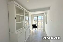 Bright, modern penthouse with spacious roof terrace and whirlpool