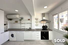 Bright, modern penthouse with spacious roof terrace and whirlpool