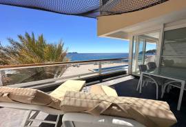 Exklusive Meerblickresidenz in erster Linie mit außergewöhnlichem Raumgefühl