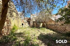 Redevelopment property! Townhouse with beautiful garden