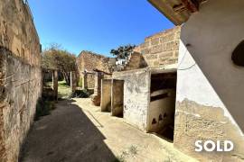 Redevelopment property! Townhouse with beautiful garden