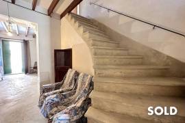 Redevelopment property! Townhouse with beautiful garden