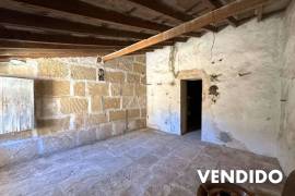 Casa de pueblo para reformar con precioso jardín