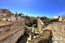 Redevelopment property! Townhouse with beautiful garden